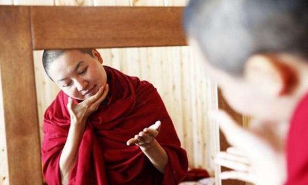 在一座偏僻寺庙里剃度出家,终日食素,吃斋念佛