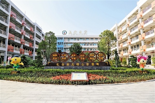 上合小学现在的花园式校园.
