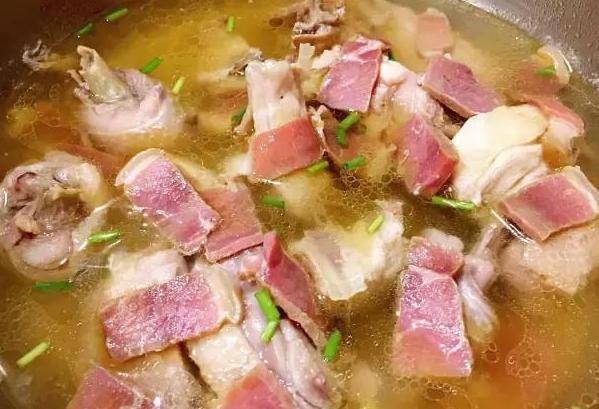 头伏火腿二伏鸡:火腿炖草鸡