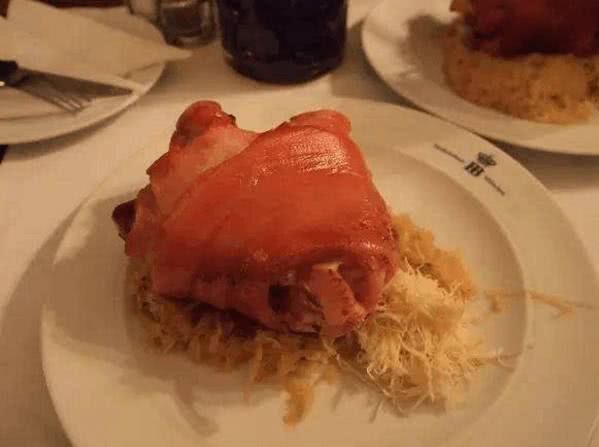 看看德国人怎么吃猪肉的!你觉得有中国人会吃吗?