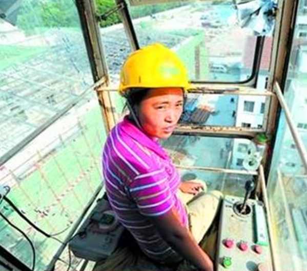 高空塔吊的女司机们,如果在高空作业时想上厕所,只能这样做