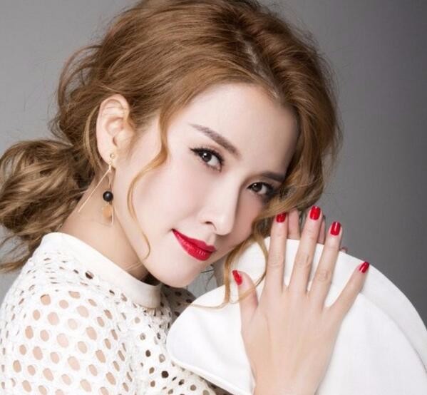 在《生逢灿烂的日子》里扮演心机颇重的叶琪,给人神秘莫测的感觉.