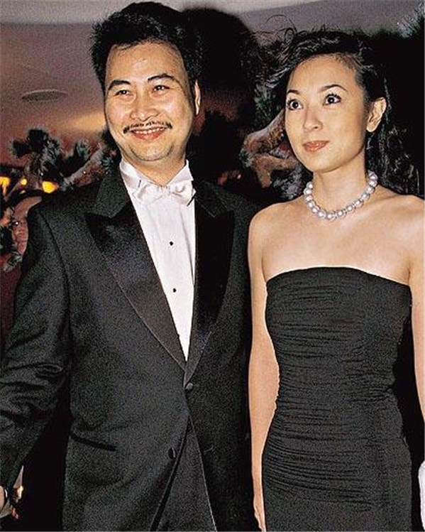 48岁傅明宪全家照:看了母亲才知她为何这么美,父亲也是大帅哥!