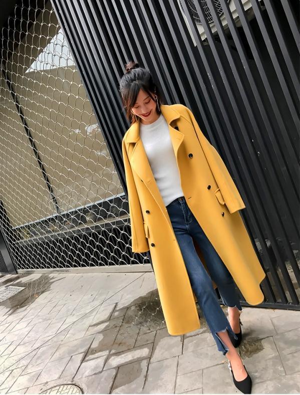 又显瘦又年轻姜黄色大衣搭配黑色紧身裤吧!