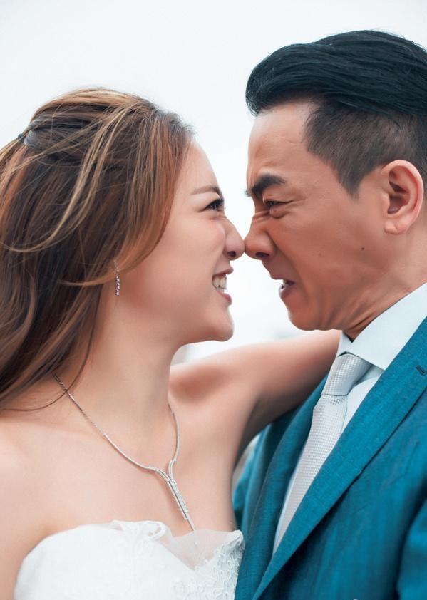 娱乐圈真正的模范夫妻陈小春和应采儿眼里都是狗粮