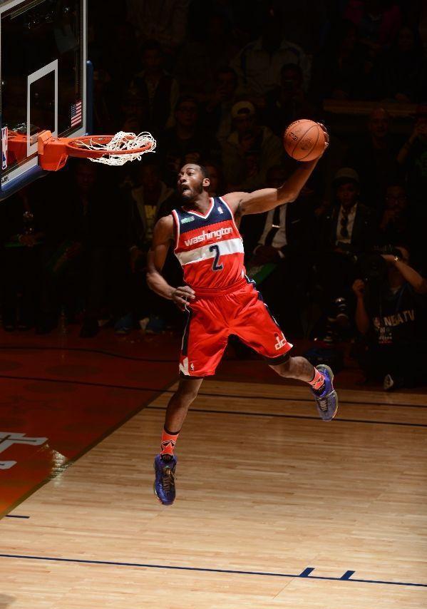 作为联盟暴力型后卫的代表之一,沃尔的扣篮经常被他的速度掩盖,让我对