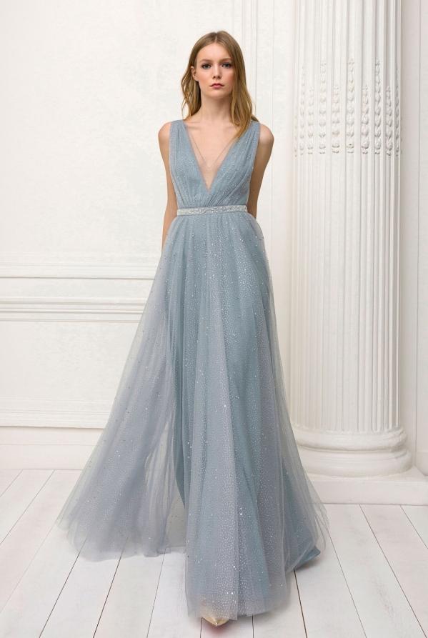 古典风的你可以入一款古典刺绣的礼服长裙,精致的刺绣,隐隐约约的薄纱