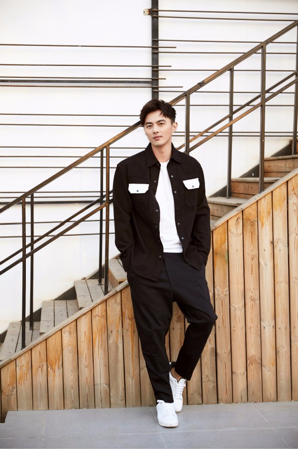 叶祖新早春时尚大片曝光,演绎时髦风趣style