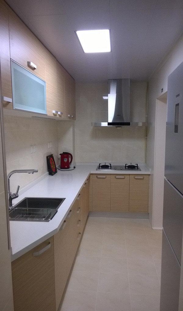 1年一千钱的60平廉租房, 简单装修下, 厨房连个窗户都没有