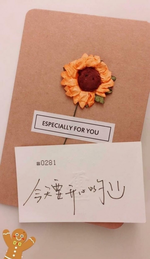 易烊千玺兑现承诺手写1600张定制卡片送粉丝 字很漂亮