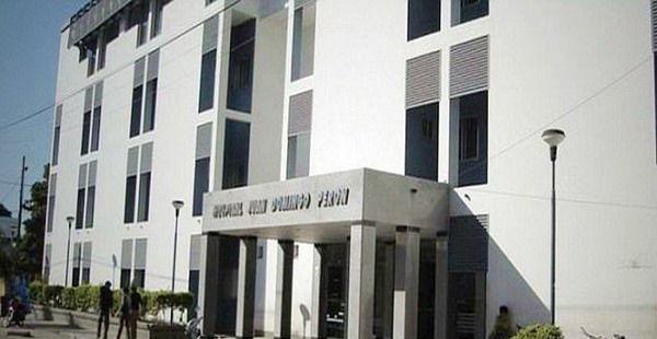 孕妇难产男婴的头被卡住,医生抓住胎儿身子用力一拉,结果拉断了