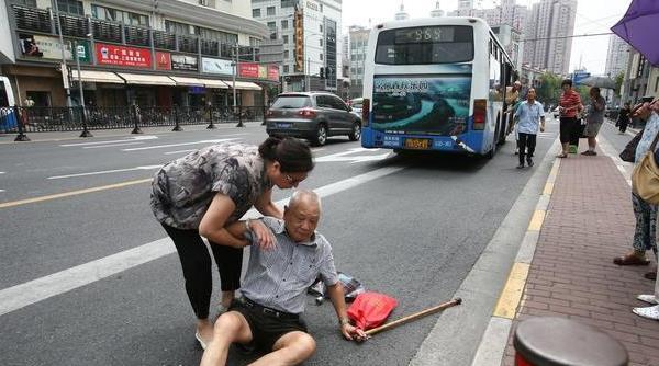 老人摔倒街头初中生两次扶起 守老人身边照顾