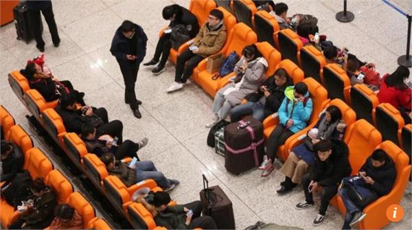 大连现豪华候车室:全部换成按摩椅 扫二维码付费可充电显人性化