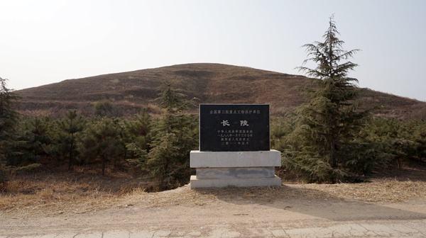 刘邦和项羽墓对比一座傍山依水雄伟壮观一座杂草丛生无人看守