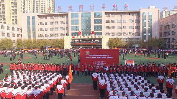 全国20个省份1000多名师生衡水这所学校参观,大巴车占了一条街