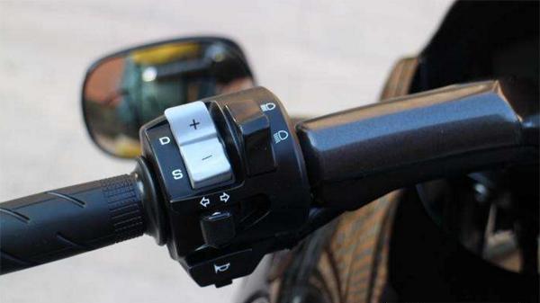 摩托档淦鸩较蟊恢ζ鞯涑鋈ヒ谎,确切点应该