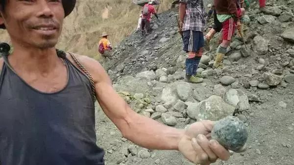 一漂亮小女孩在海边玩耍时捡到一块奇怪石头砸开一看顿时愣住了!