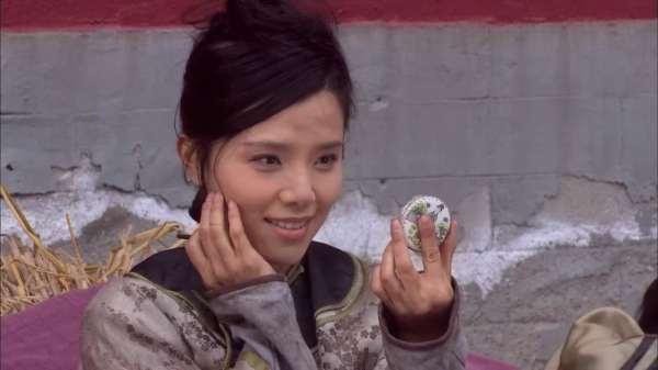 甄嬛去冷宫时芳贵人在吃虱子丽嫔却在照镜子你看明白了吗