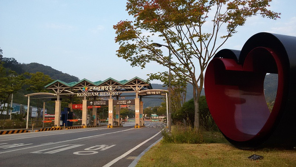 晨曦中的昆池岩度假村大门