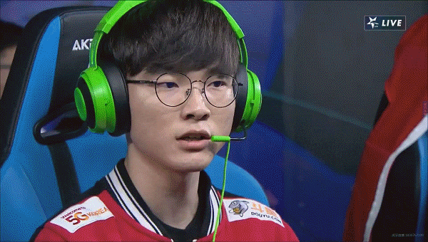 faker怒了, 大劣势下连续单杀两人, 秀翻全场的他却这样的表情