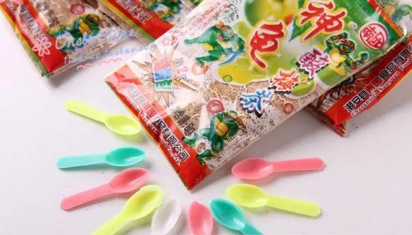 宝塔糖,果丹皮,酸梅粉,辣条……还记得小时候最爱吃的零食么?
