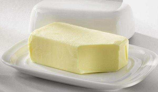 奶油是将牛奶中的脂肪成分经过浓缩而得到的半固体产品,奶香浓郁,可用