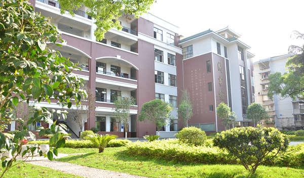 广西桂林这所中学始建于1937年,位于地处风景如画的漓江之畔!