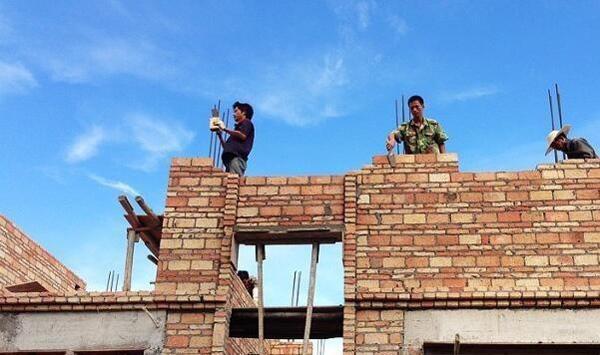 别人家的房子占了我家的宅基地2米.08会分能要回来吗？