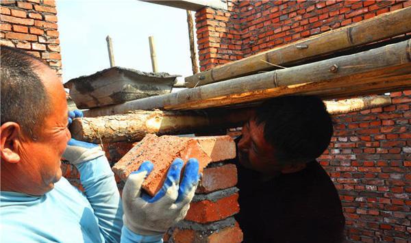 夏天室外温度高达40度,在农村盖房子的农民工都是如何干活的