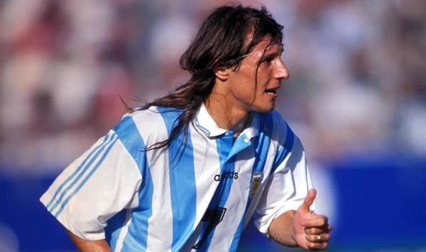 卡尼吉亚1987年开始为阿根廷国家队效力,出场50次,打进16球,曾帮助