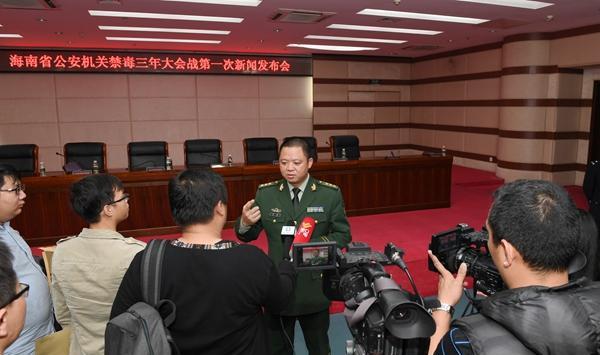 海南省公安厅禁毒总队总队长刘韶东,政委郑廷发,副总队长欧阳玮,周