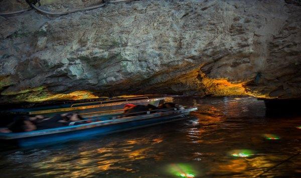 双龙洞内外之间有巨大的屏石横亘相隔,仅有狭窄的地下河相通,要想进入