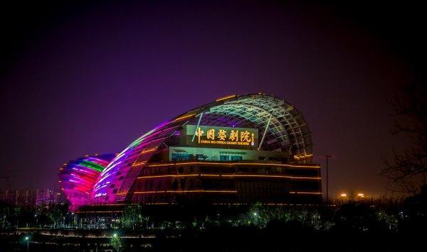 晚餐过后驱车前往中国婺剧院,风有点大,走在八咏桥上,望着远处的金华