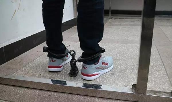 许,在罗平县公安局罗雄派出所内,"脚镣戴起来我都还不明白是怎么回事