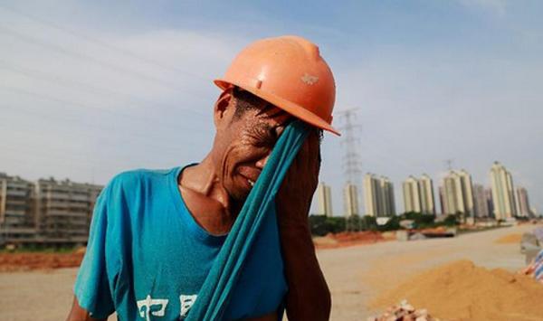 夏天的农民工,白天太阳晒晚上工棚炕,不如睡马路|农民工|工棚|工地