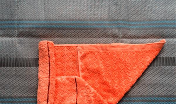 毛巾叠成b的形状图片