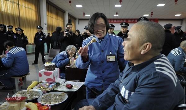 陕西省女子监狱上演"高墙内的团聚" 服刑夫妻深情凝望亲吻!