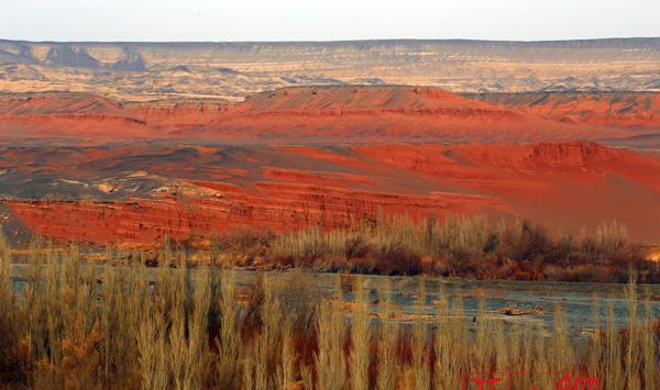 新疆托克逊天山红河谷宛如红色长城