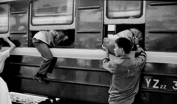 摄影记录丨90年代火车上的中国人生活百态