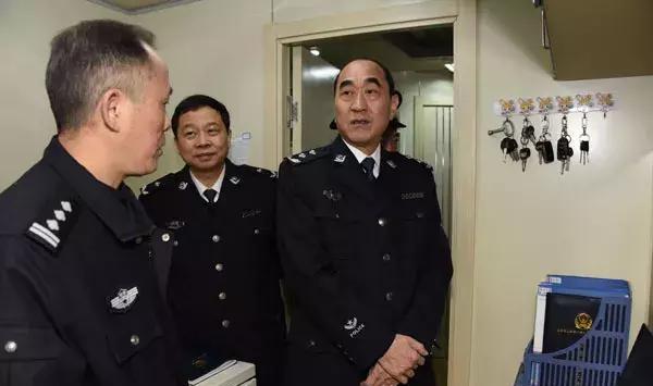 走访慰问 情暖警心