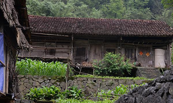 实拍广西山区房屋,人畜同住,家徒四壁
