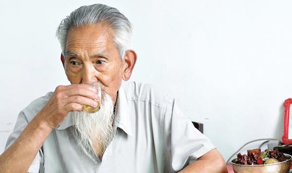喝少量白酒能长寿?百岁老人教你养生秘诀