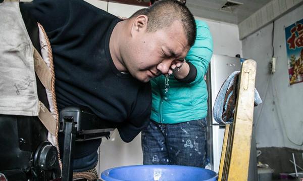 男子天生没有四肢,从未向生活妥协,作为男人,你和孩子就享福吧