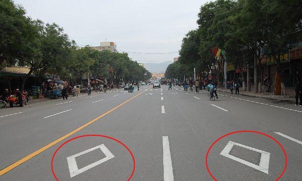 标线是有两条白色的平行虚线和一个道理的三角形,这是减速让行标志