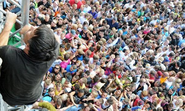 揪心校园再次发生踩踏事故除了转发与关注我们还能做些什么