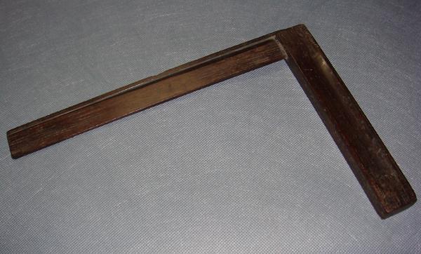 曲尺相传有一次他进深山砍树木时,一不小心,脚下一滑,手被一种野草的