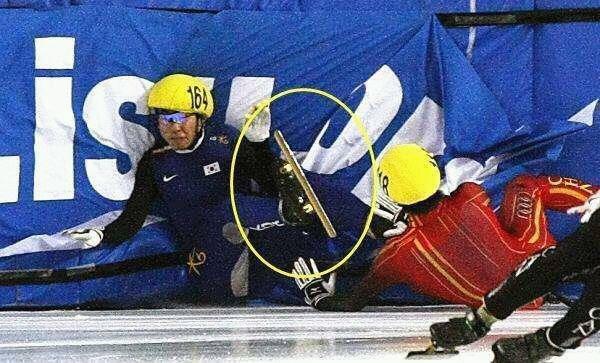 韩国选手恶意犯规使中国选手被冰刀割伤,血染赛场!