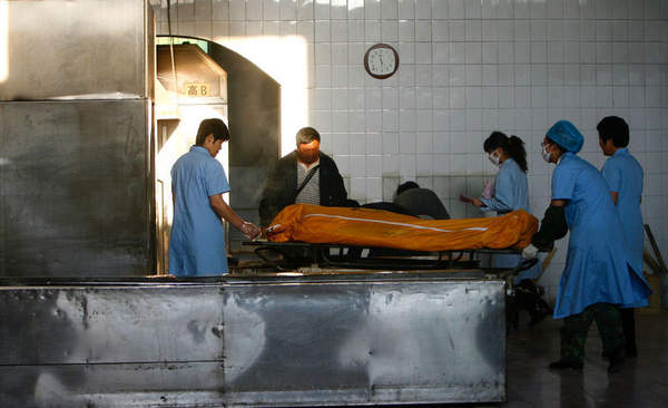 直击火化场里工作的女性:经常闻到尸体发出的腥臭气味