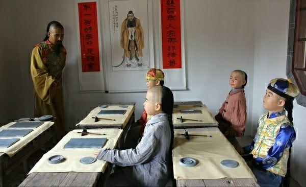 私塾先生出了一联,一学生随口对出,先生听后又生气又无奈!