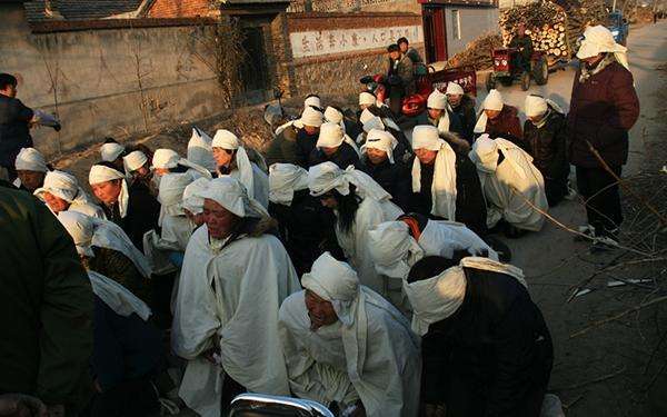 70岁农村老太太去世,葬礼上来了70多个人,才知身份不简单